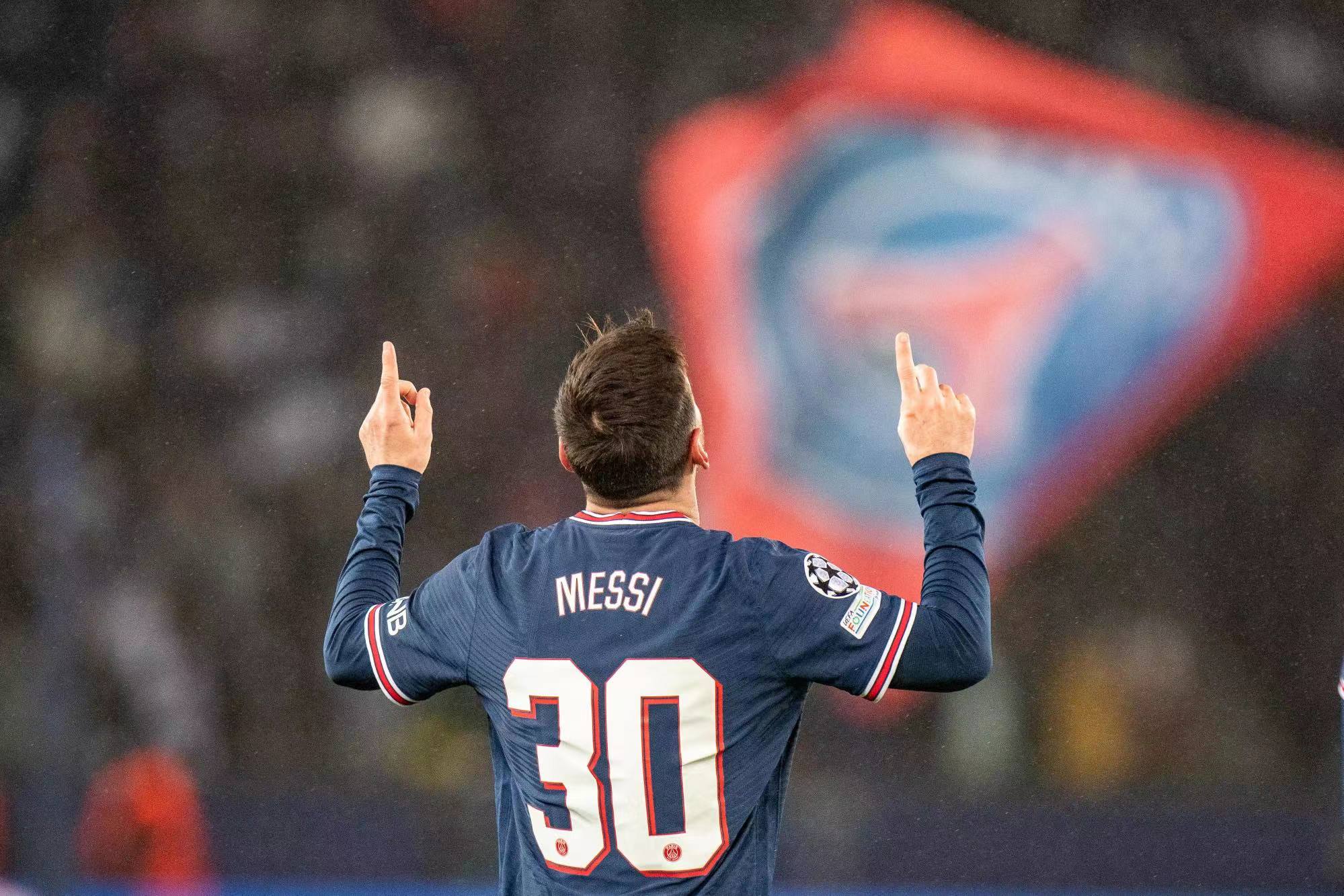 Mbappé wurde von Messi besiegt und ergriff die Initiative, um auf einen Elfmeter zu verzichten