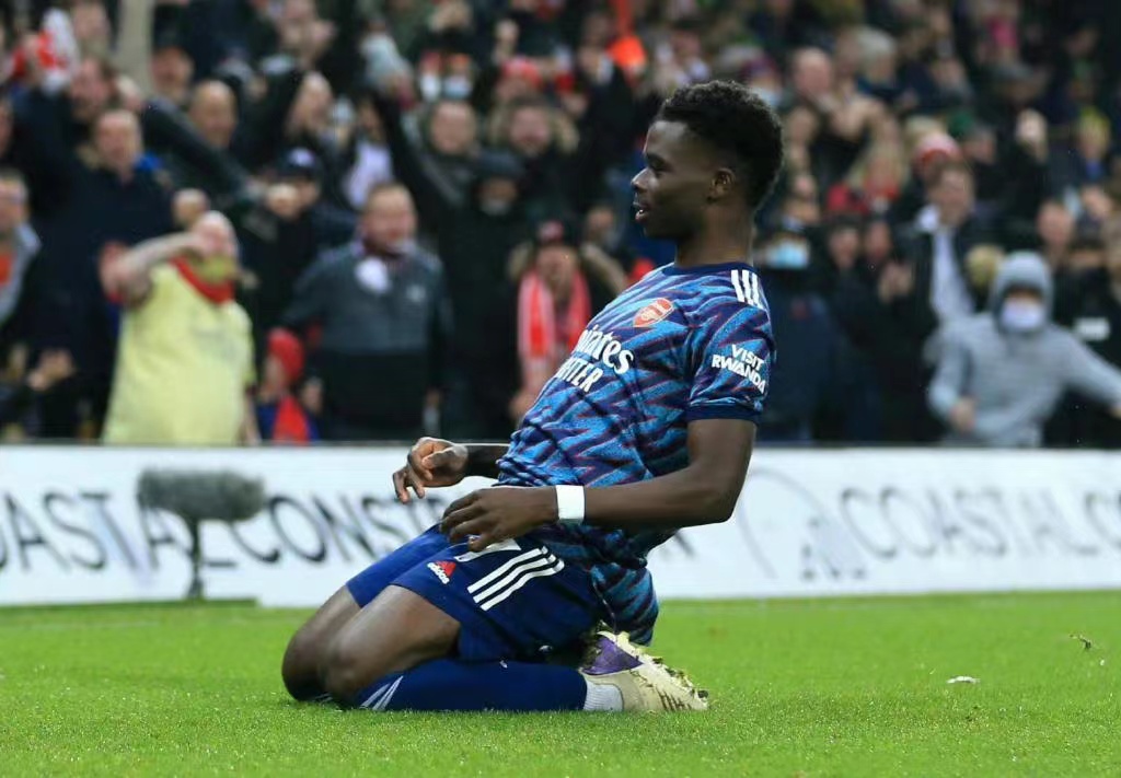 Saka hat zweimal getroffen, um Arsenal zum Sieg zu verhelfen